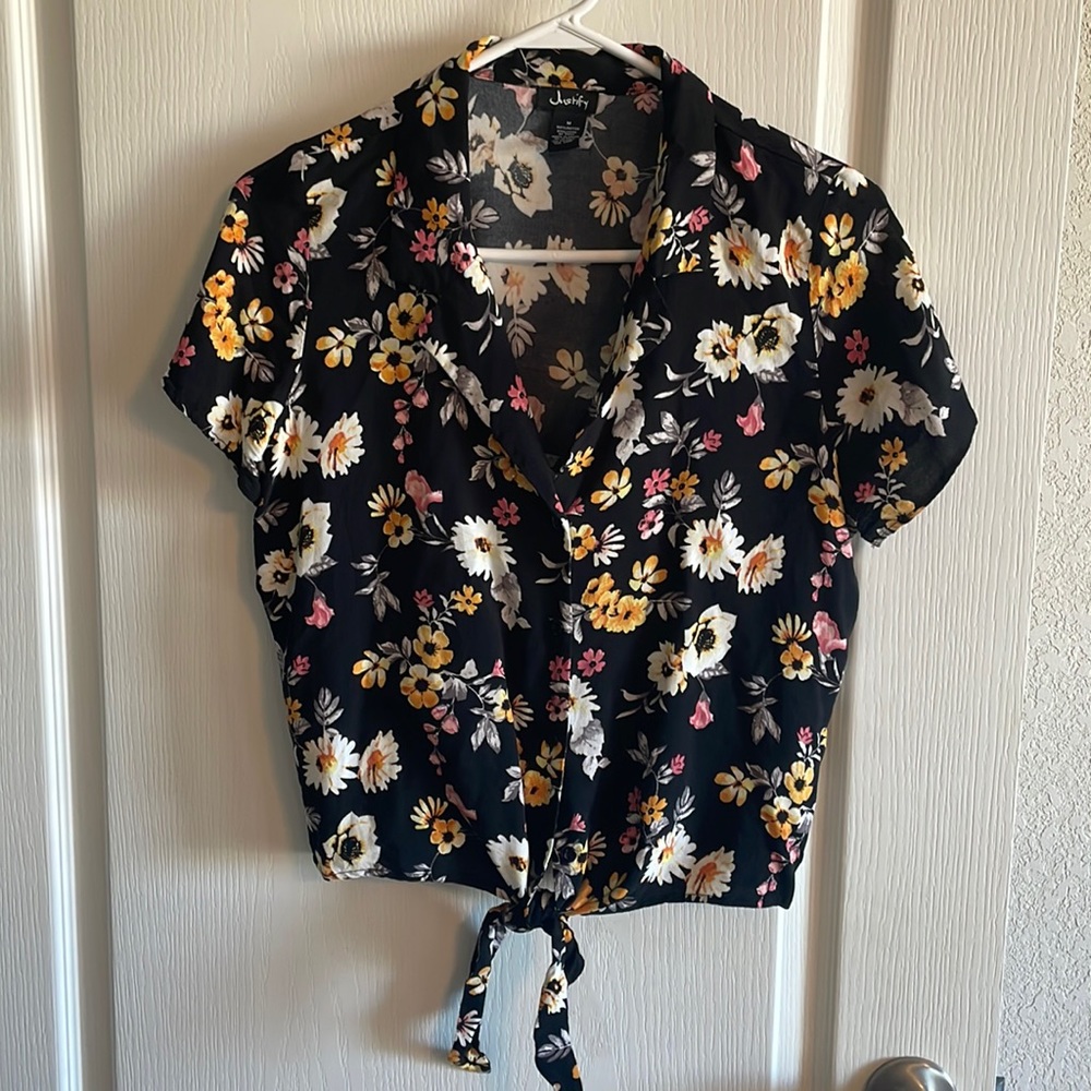 Junior  medium justify black shirt with front tie. 100% rayon. Good condition.